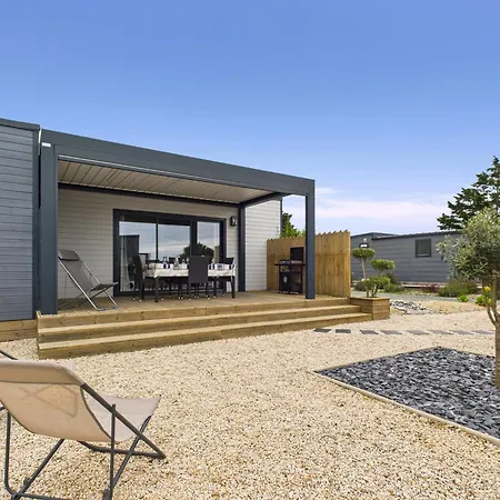 Avec Piscine, Pour 4 *