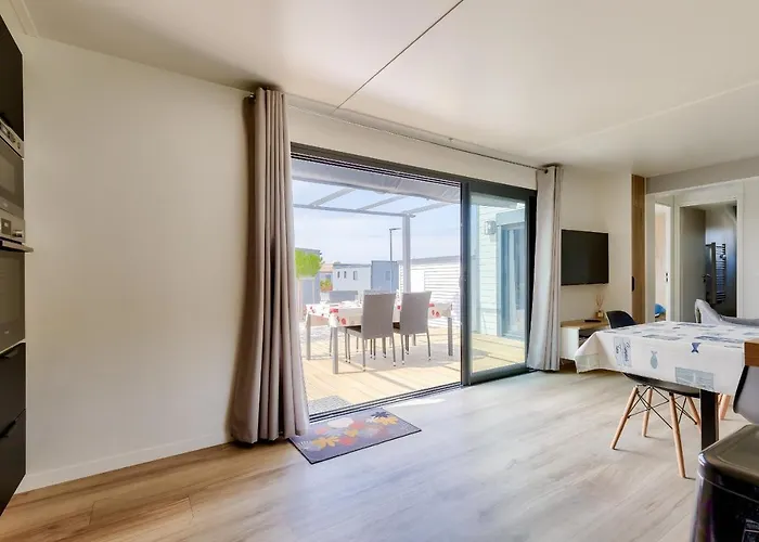 Avec Piscine, Pour 4 *