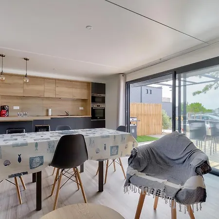 Chalet Avec Piscine, Pour 4 *
